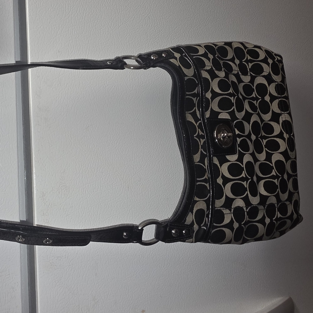 Coach Women's Black and Cream Signature Pattern Shoulder Bag